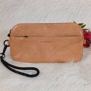 Moment Wristlet Women Tan